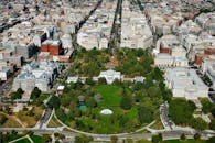 从空中俯瞰，白宫令人惊叹，四周环绕着华盛顿市中心的建筑和绿色空间