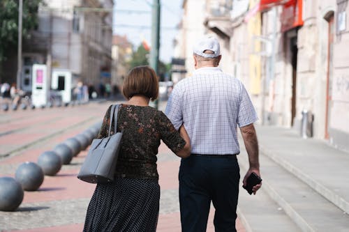 Fotos de stock gratuitas de adulto mayor, al aire libre, amor