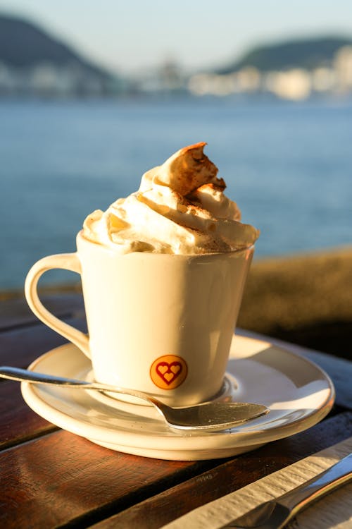açık hava kafe, cappuccino, Çay içeren Ücretsiz stok fotoğraf