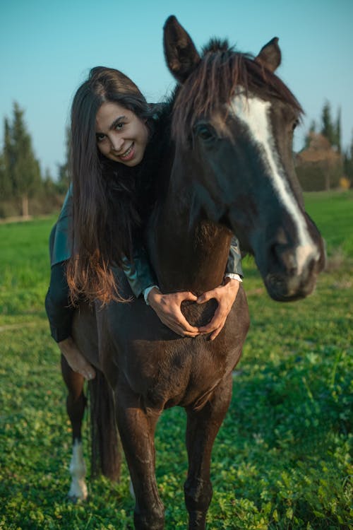 Fotobanka s bezplatnými fotkami na tému dedinský, dlhé vlasy, kôň