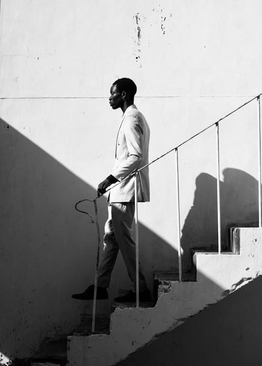Δωρεάν στοκ φωτογραφιών με άνδρας, ασπρόμαυρο, βήματα