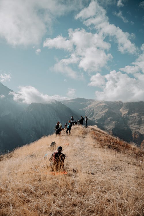 Gratis stockfoto met bergketen, gras, hemel