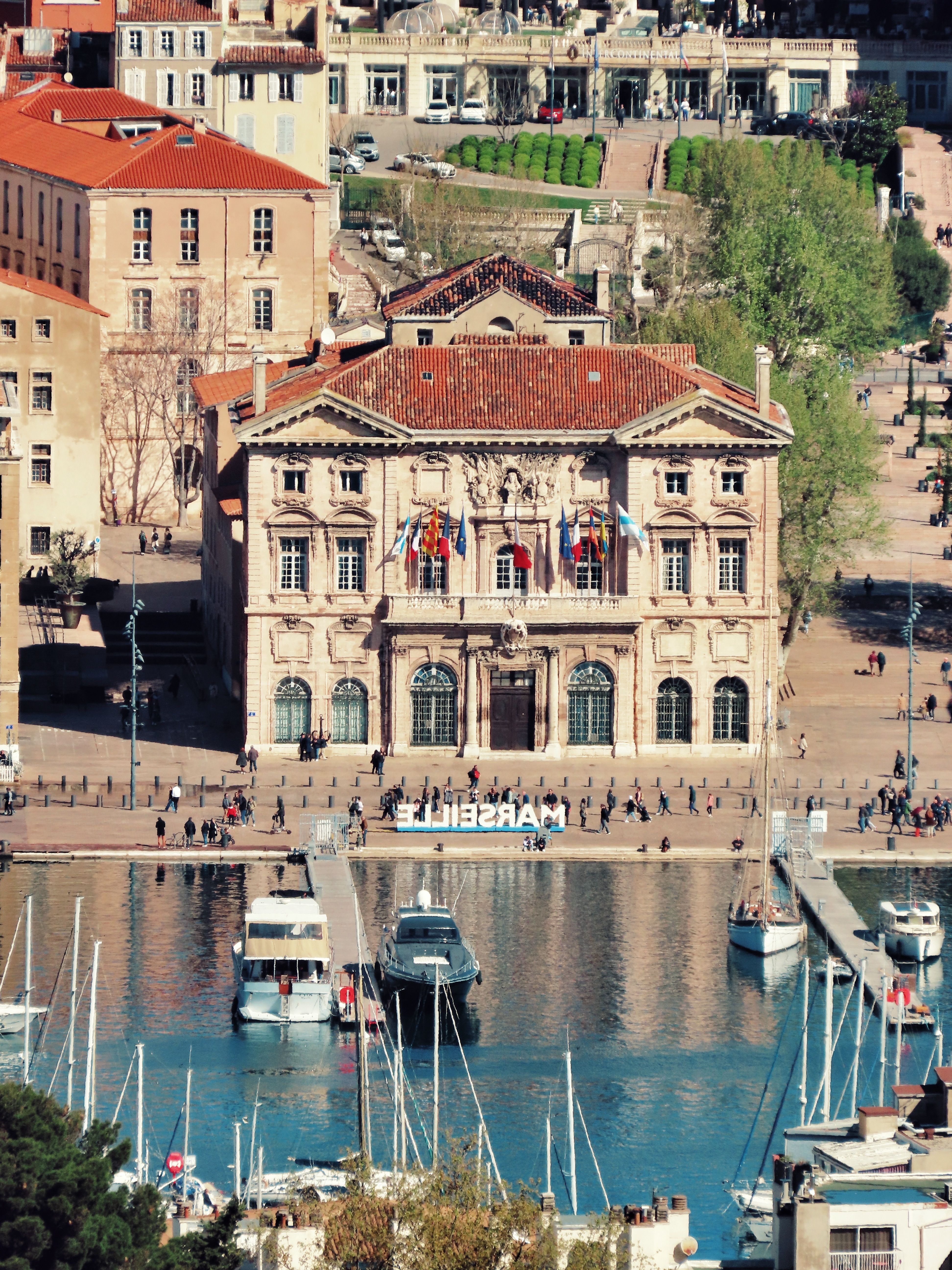 Cours d'eau traversant un quartier de Marseille.