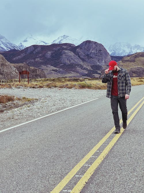 Základová fotografie zdarma na téma asfalt, červená baseballová čepice, cesta