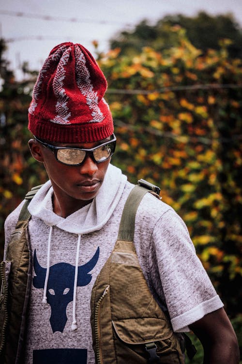 Ilmainen kuvapankkikuva tunnisteilla afroamerikkalainen mies, aurinkolasit, college-pusero