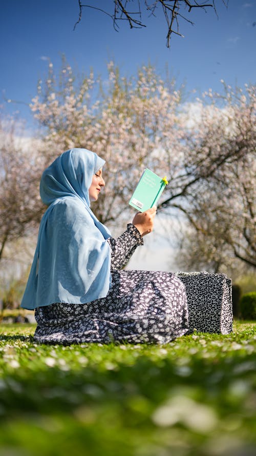 Ilmainen kuvapankkikuva tunnisteilla hijab, istuminen, jousi