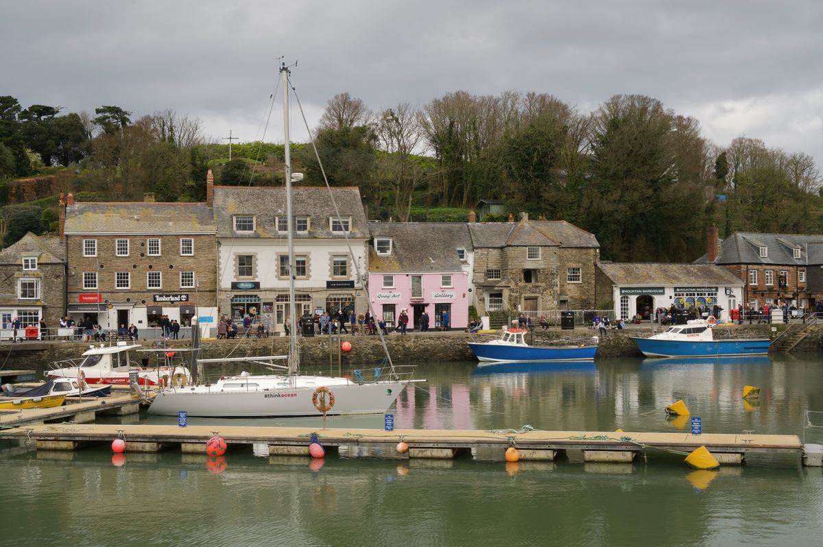 Portul din Padstow cu barci si cladiri istorice