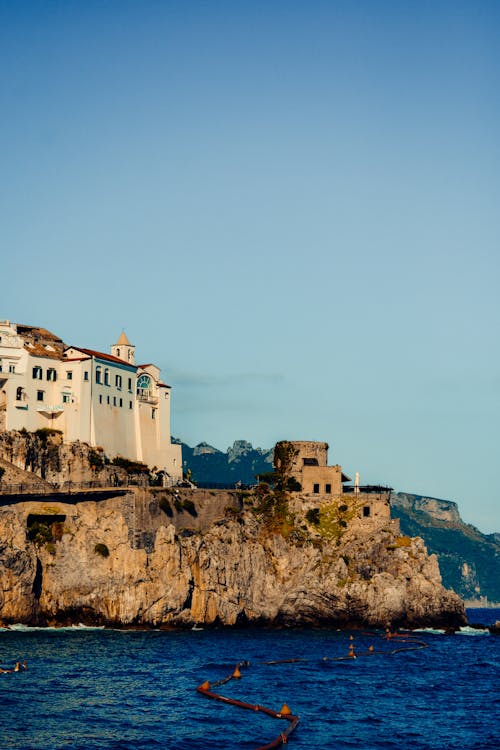 A small building on the side of a cliff