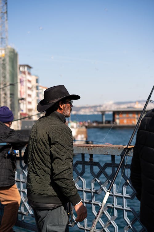 Photos gratuites de balustrade, bord de mer, chapeau