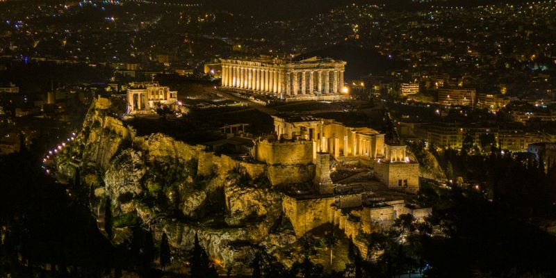Atenas de noche con el Partenón iluminado
