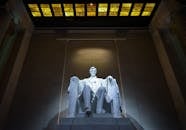 华盛顿特区林肯纪念堂内，亚伯拉罕·林肯雕塑的低视角颇具戏剧性