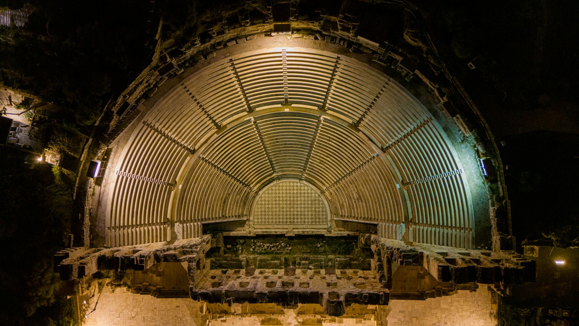 Gradas y columnas del Teatro Romano de Mérida iluminadas de noche