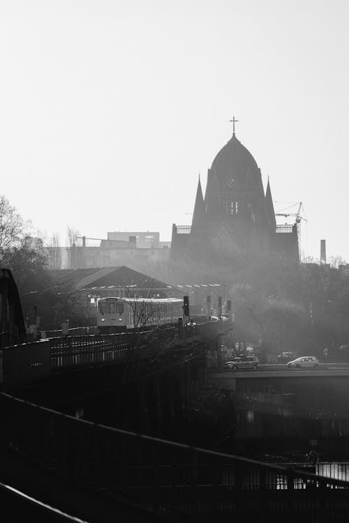 교회, 그레이스케일, 기차의 무료 스톡 사진