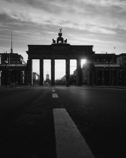 Black and white photo of the brandenburg gate