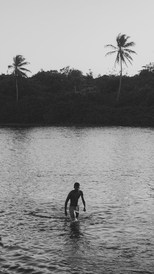 Foto d'estoc gratuïta de adolescent, blanc i negre, caminant