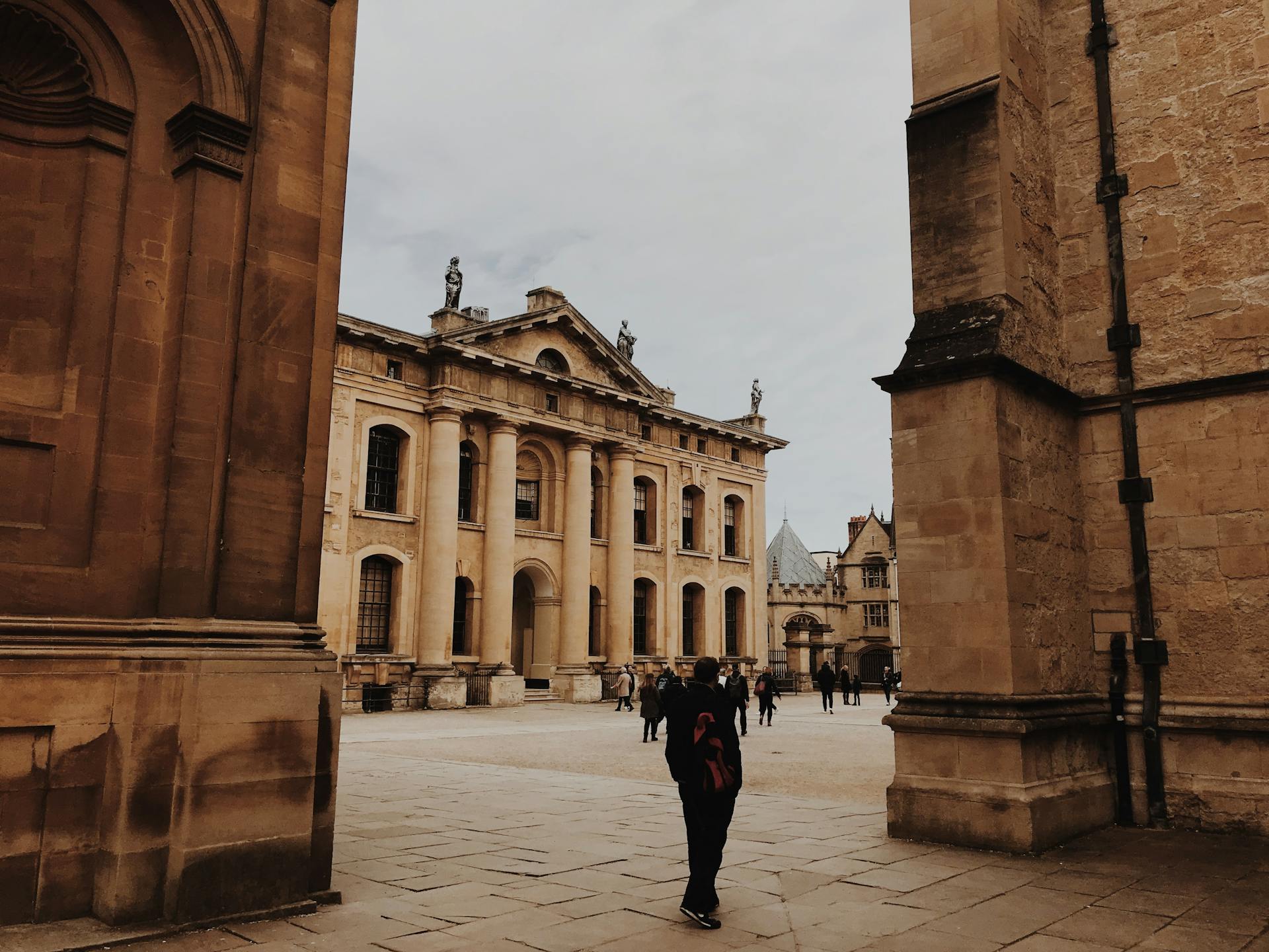 Explore the architectural elegance of Oxford with its stunning historic structures.