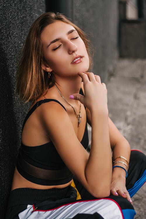 Free Woman Wearing Sports Bra Stock Photo