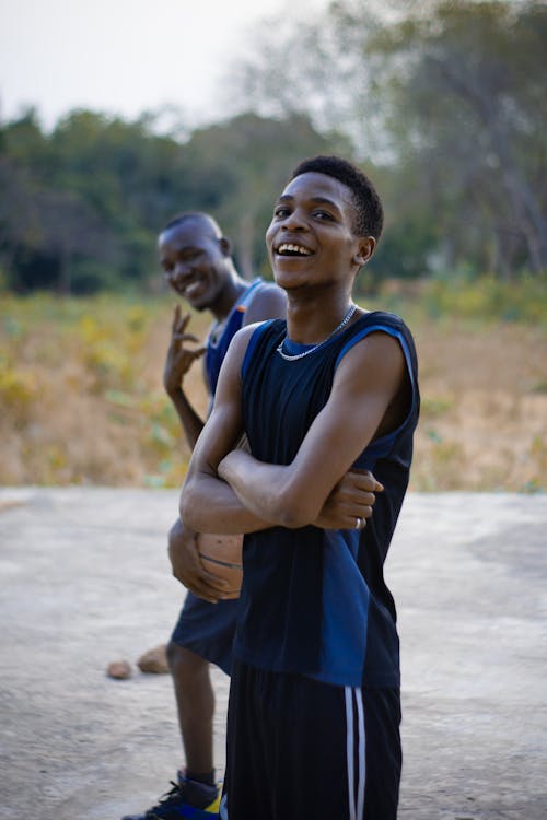 Бесплатное стоковое фото с африканские мужчины, баскетбол, вертикальный выстрел