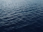 捕捉波罗的海平静的蓝色海水，映照出大自然的宁静氛围