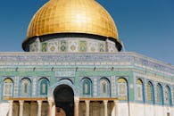耶路撒冷的岩石圆顶雄伟壮观，其金色圆顶令人惊叹