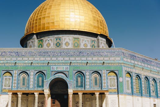 耶路撒冷的岩石圆顶雄伟壮观，其金色圆顶令人惊叹