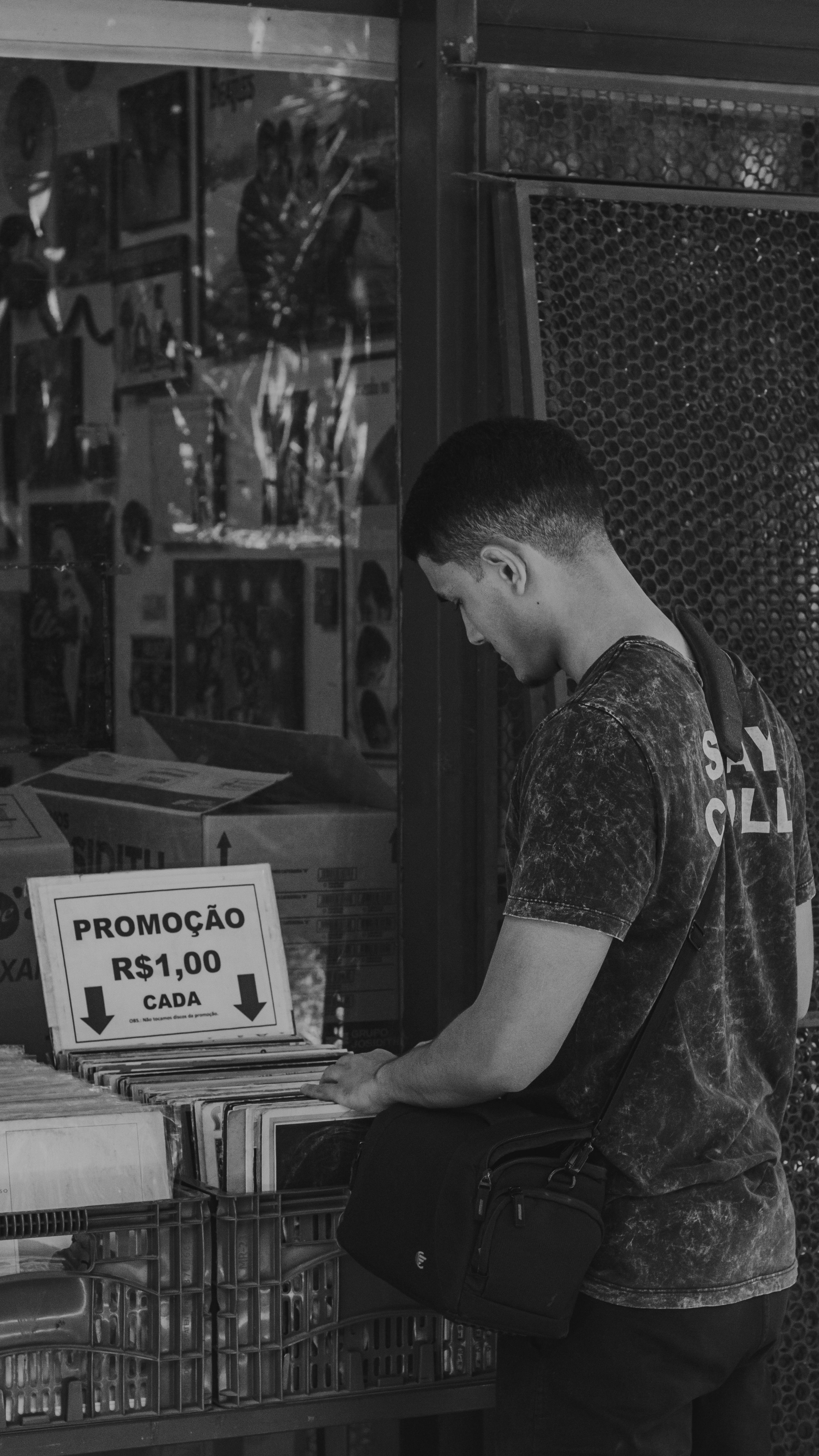 Homem Olhando Discos De Vinil No Mercado