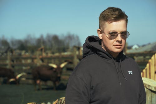 Fotos de stock gratuitas de capucha negra, Gafas de sol, granja