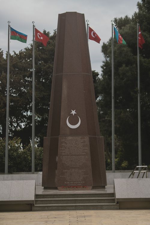 Free Vertical shot of a memorial monument with Turkish and Azerbaijani flags in Baku square. Stock Photo