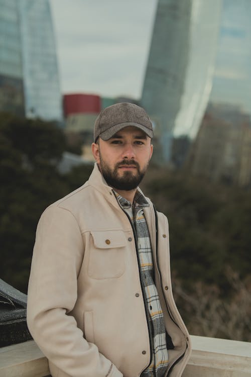 Foto profissional grátis de barba, boné, camisa