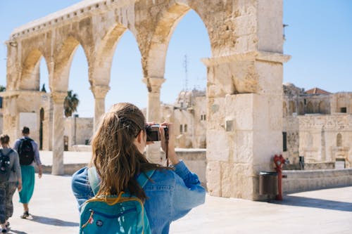 Mujer Tomando Fotografías De Ruinas