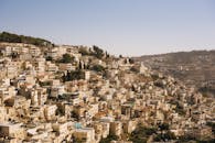 从空中俯瞰以色列耶路撒冷，这座历史名城的独特建筑与景观令人惊叹