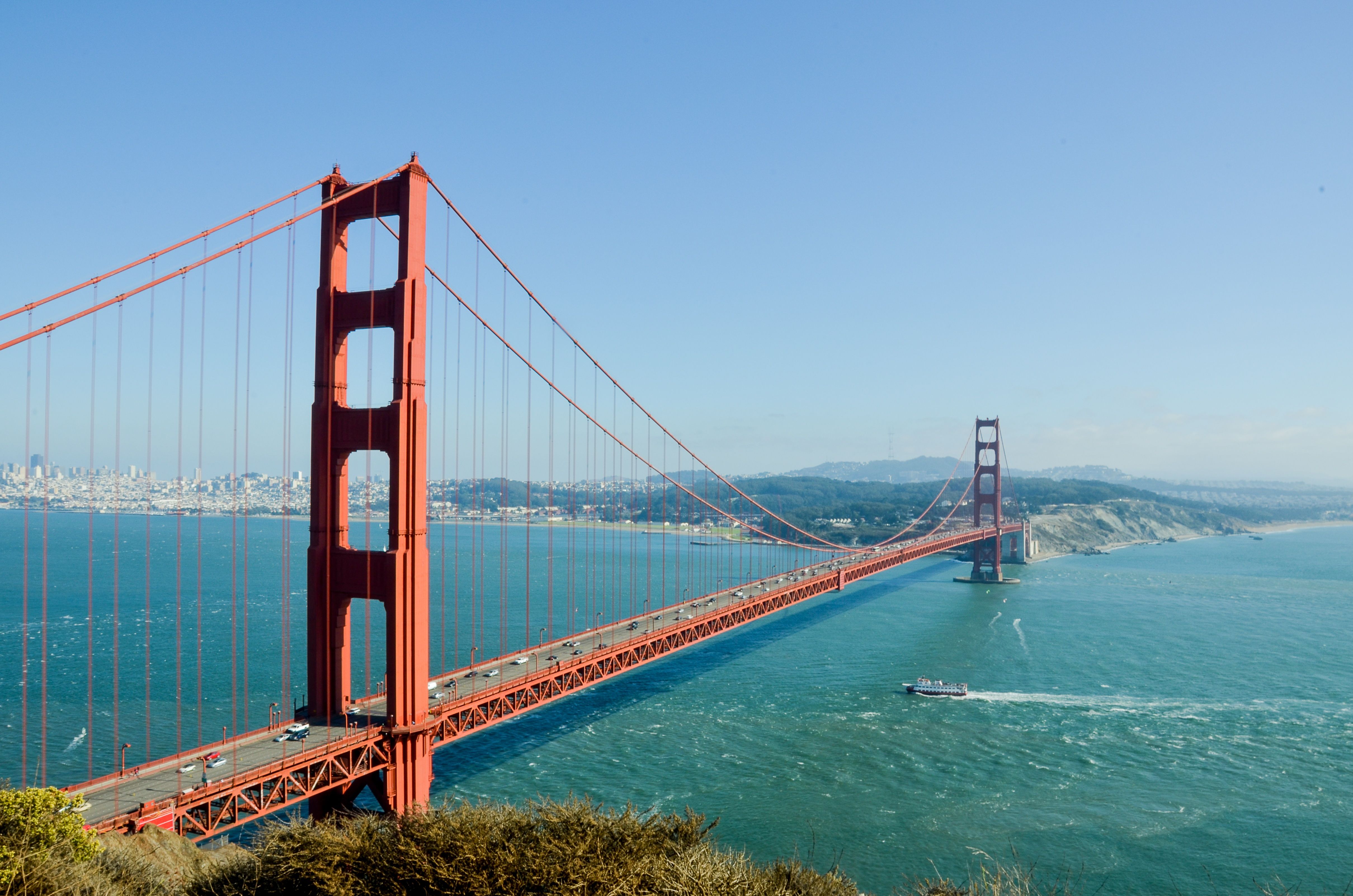 カリフォルニア州サンフランシスコの象徴的なシンボルであるゴールデン ゲート ブリッジは、サンフランシスコ湾と太平洋の間の全長 3 マイルのゴールデン ゲート海峡に架かっています。