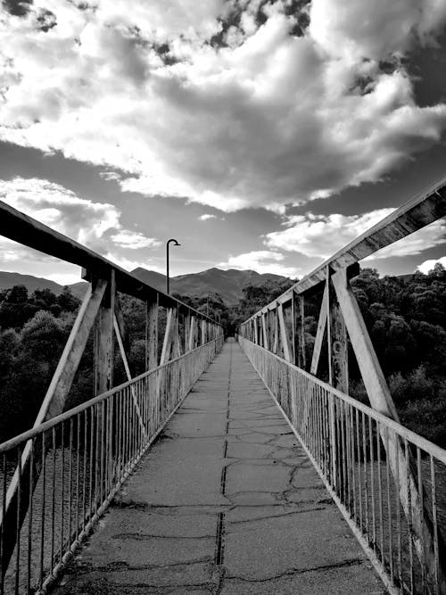 Immagine gratuita di bianco e nero, cielo nuvoloso, ponte