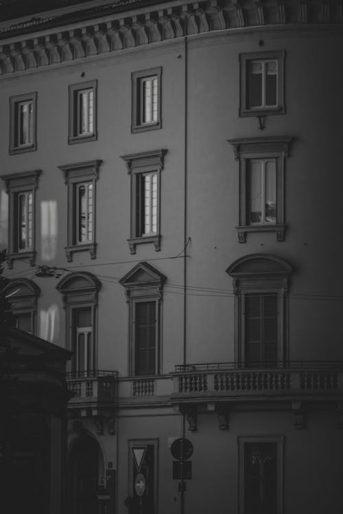 A black and white photo of a building