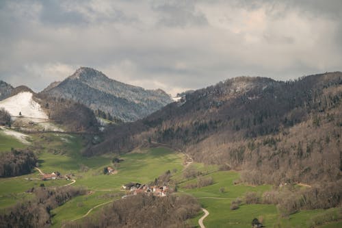 Gratis stockfoto met bergen, bewolkte lucht, groen gras