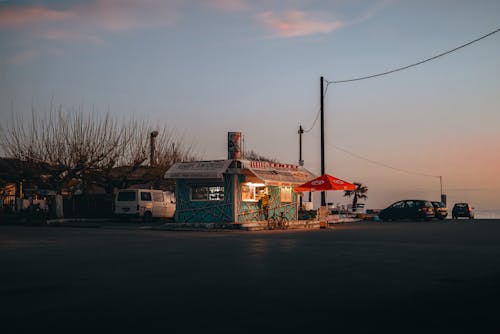 A small restaurant sits on the side of the road