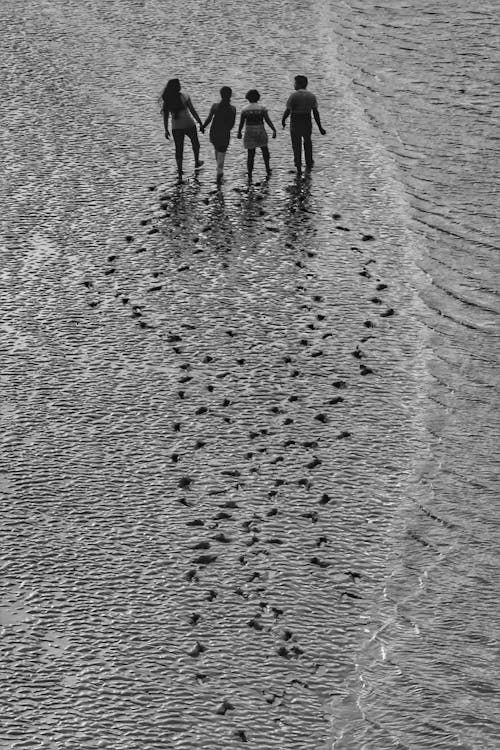Kostnadsfri bild av fotspår, gående, sand