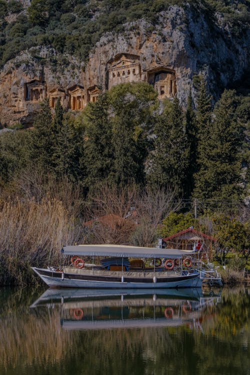 Un Barco Con Tumbas Leales De La Antigua Ciudad De Kaunos En Dalyan 