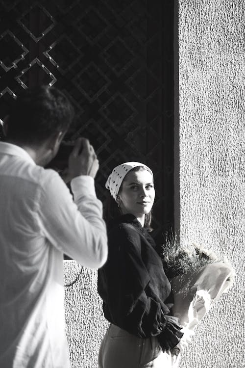 Immagine gratuita di bianco e nero, bouquet, donna