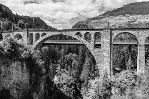 A black and white photo of a bridge