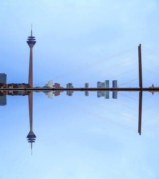 在晴朗的天空下，德国杜塞尔多夫令人惊叹的天际线映衬出标志性的莱茵图姆和桥梁