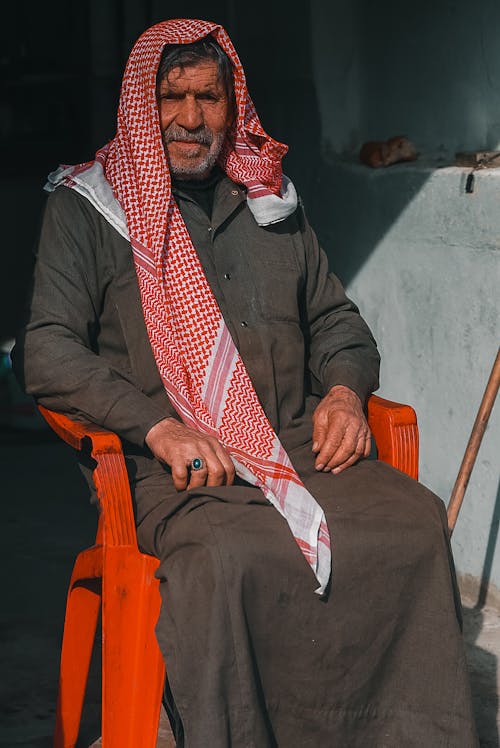 Foto d'estoc gratuïta de ancians, assegut, bigoti