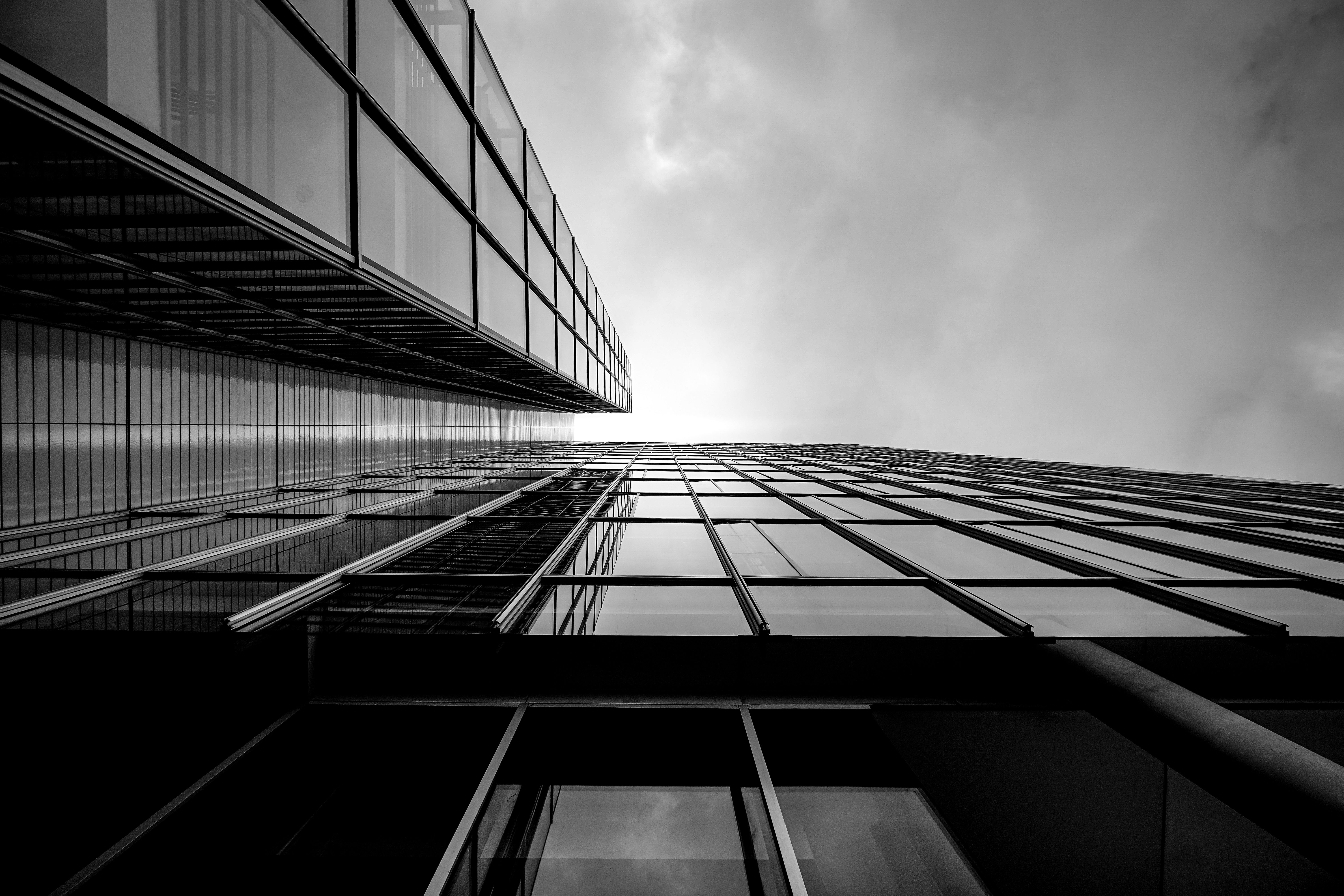 Moderne Architekturaufnahme mit dramatischer Perspektive