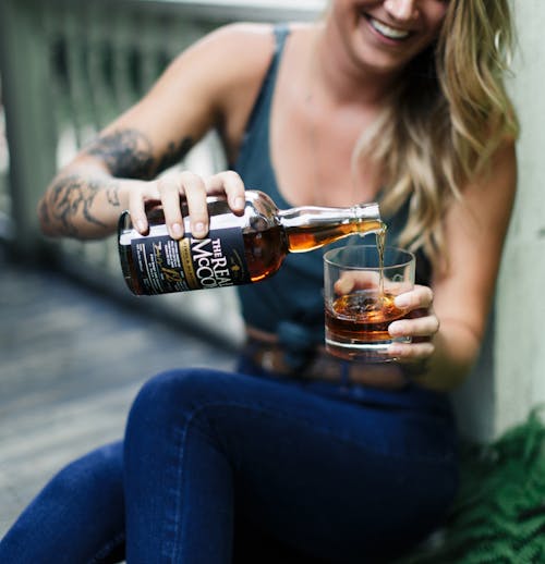 Základová fotografie zdarma na téma alkohol, blond, nalévání rumu