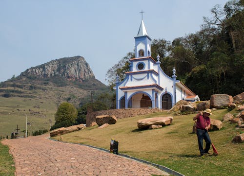 Igreja ao pé da montanha