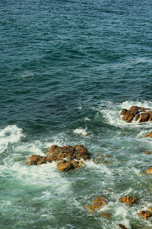 Gratis lagerfoto af bevægelse, hav, klippefyldt