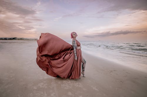 Foto profissional grátis de areia, cor-de-rosa, costa