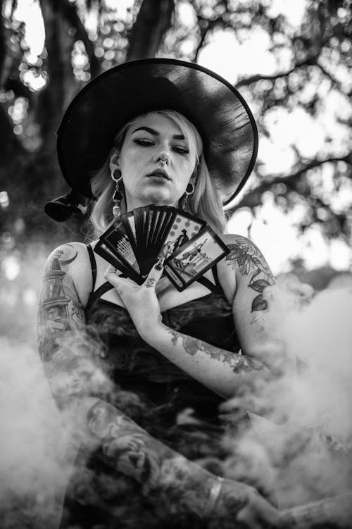 담배를 피우다, 마녀, 모자의 무료 스톡 사진