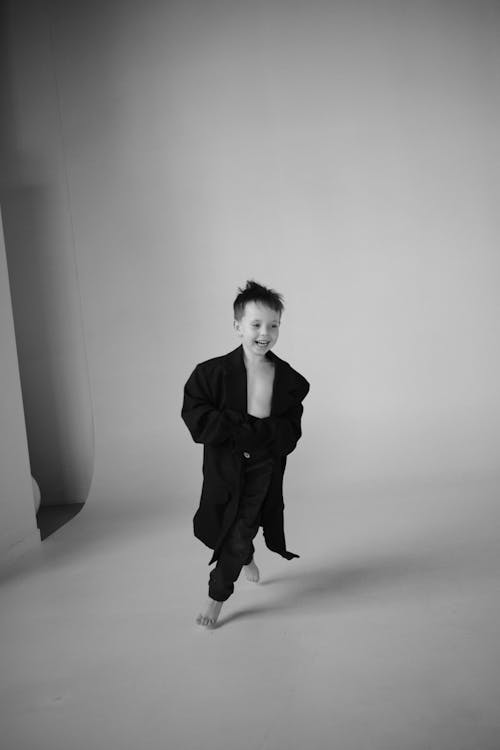 Darmowe zdjęcie z galerii z chłopak, czarno-biały, dziecko