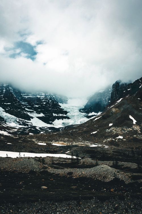 Free Explore the stunning mountain landscape of Jasper, AB, with snow-capped peaks and glaciers. Stock Photo